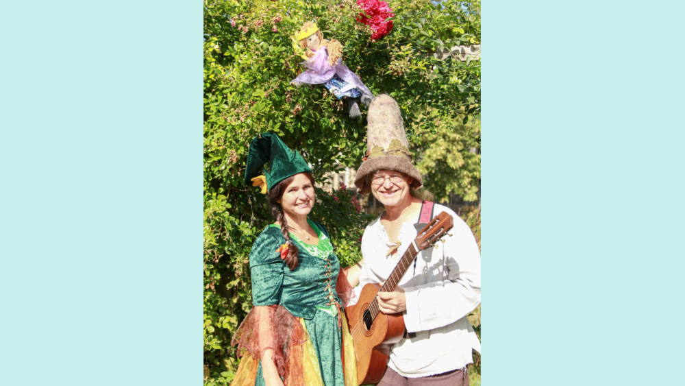 Beate Tarrach und Reinhard Simmgen vom Kinderliedermacher Duo Leichtfuß und Liederliesel laden beim Märchenfest zum Mitsingen und Mitmachen auf der Festungsbühne ein ©Robert Beyer