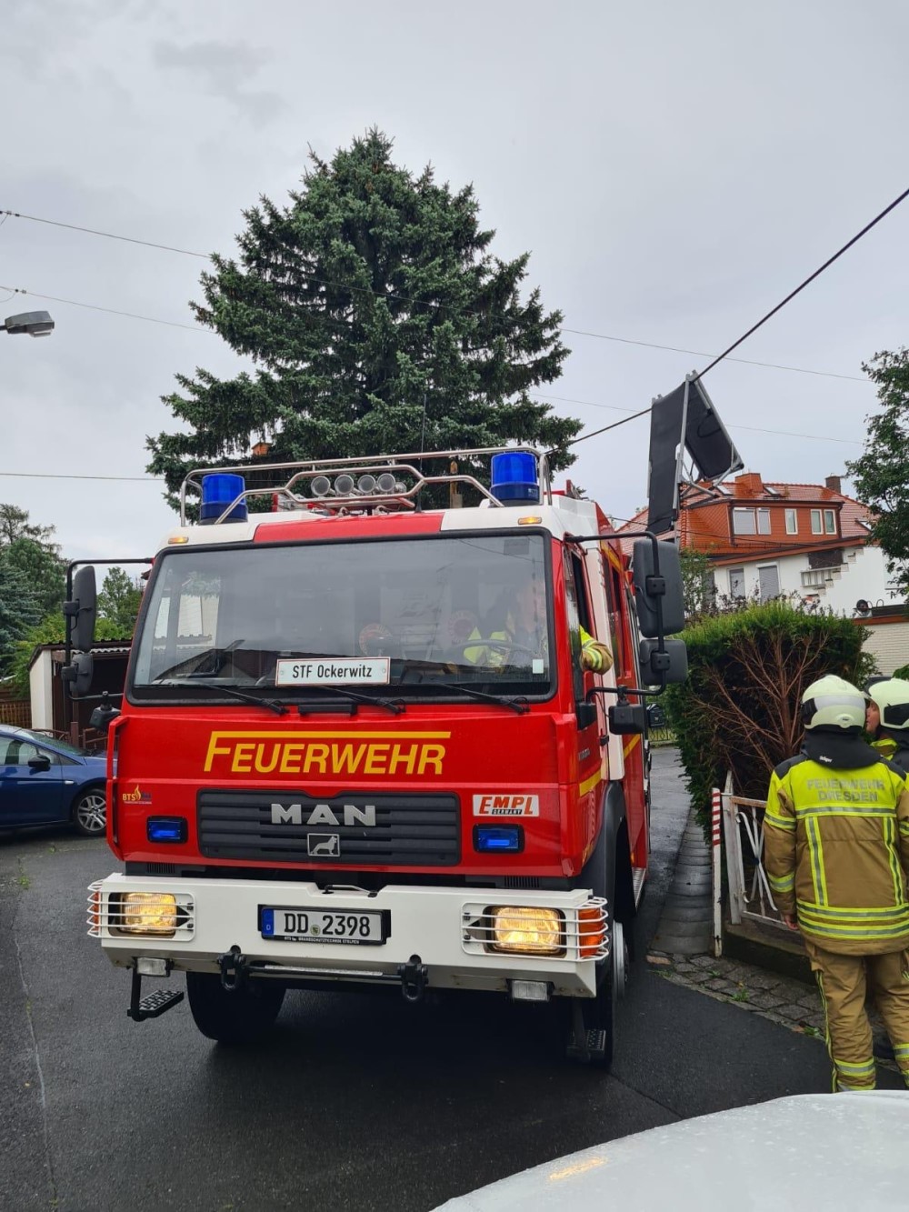 © Daniel Peuker (Feuerwehr Dresden) Mit dem Löschfahrzeug nähern sich die Einsatzkräfte vorsichtig der Telefonleitung.