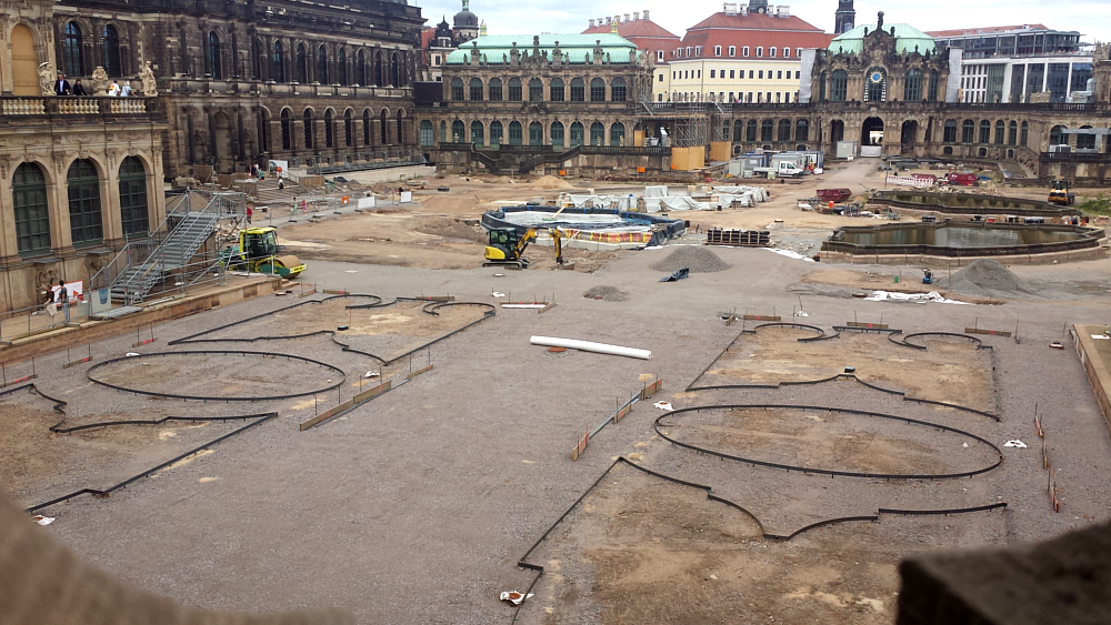 Mittlerweile sind die Grundstrukturen im Zwingerhof erkennbar ©MeiDresden.de