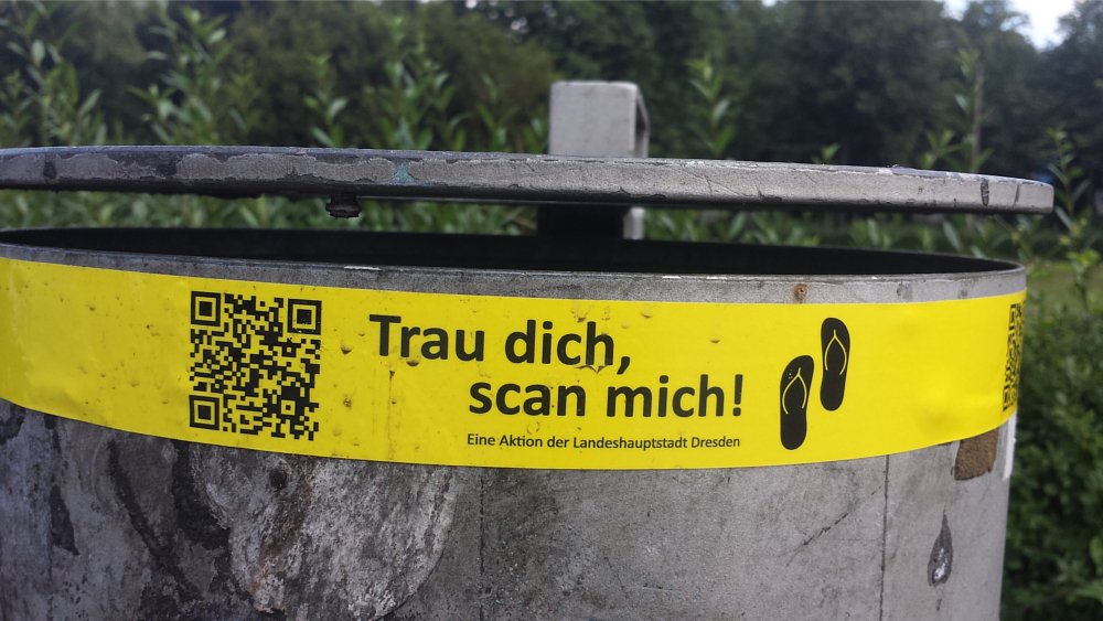 an den Papierkörben  befindet ein QR-Code, der zu einer Online-Umfrage führt ©MeiDresden.de