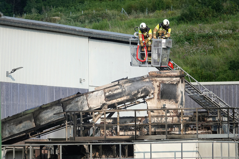 Foto: © Roland Halkasch Feuerwehrleute löschen das Brandobjekt