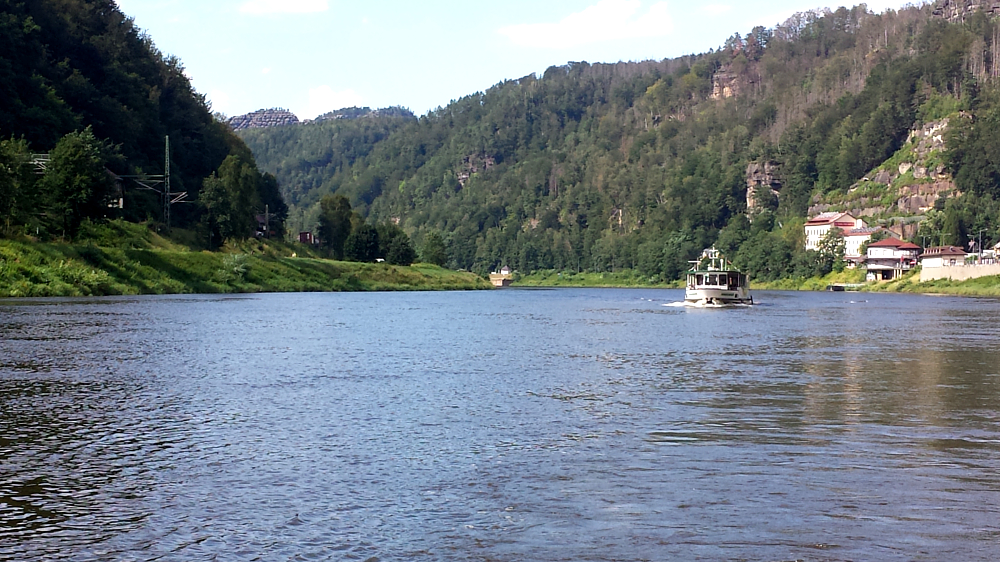 Ausflug nach Tschechien - Mit dem Wanderschiff kann man ab Bad Schandau nach Hřensko fahren ©MeiDresden.de