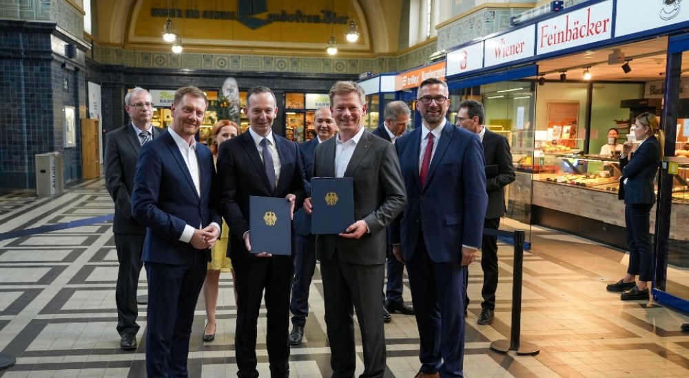 Ministerpräsident von Sachsen, Michael Kretzschmer, Bundesverkehrsminister Volker Wissing, DB-Vorstandsvorsitzender Richard Lutz und der sächsische Wirtschaftsminister Martin Dulig   Foto: © DB AG / Volker Emersleben) 