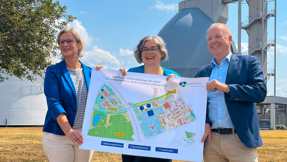 Personen v.l.: Kirsten Bollrich (Leiterin Ausbau Kläranlage, Stadtentwässerung Dresden), Eva Jähnigen (Umweltbürgermeisterin Landeshauptstadt Dresden) und Ralf Strothteicher (Technischer Geschäftsführer der Stadtentwässerung Dresden) präsentieren die Ausbaupläne für das Dresdner Klärwerk, im Hintergrund einer von zwei Faultürmen im Klärwerk Dresden-Kaditz ©Torsten Fiedler