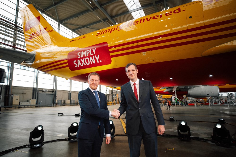 Sachsens Ministerpräsident Michael Kretschmer und Tobias Meyer, Vorstandsvorsitzender DHL Group, beim Pressetermin im Hangar am DHL Drehkreuz Leipzig  Foto: © DHL Group