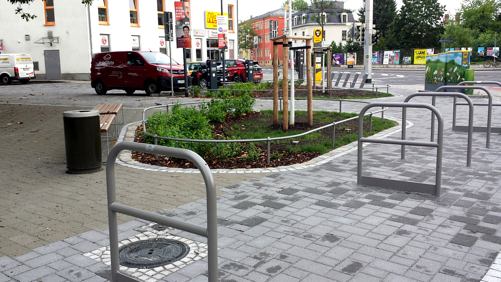 Am Trachnberger Platz enstand ein neuer MOBI Punkt mit bepflanzten Rabatten und Bänken ©MeiDresden.de