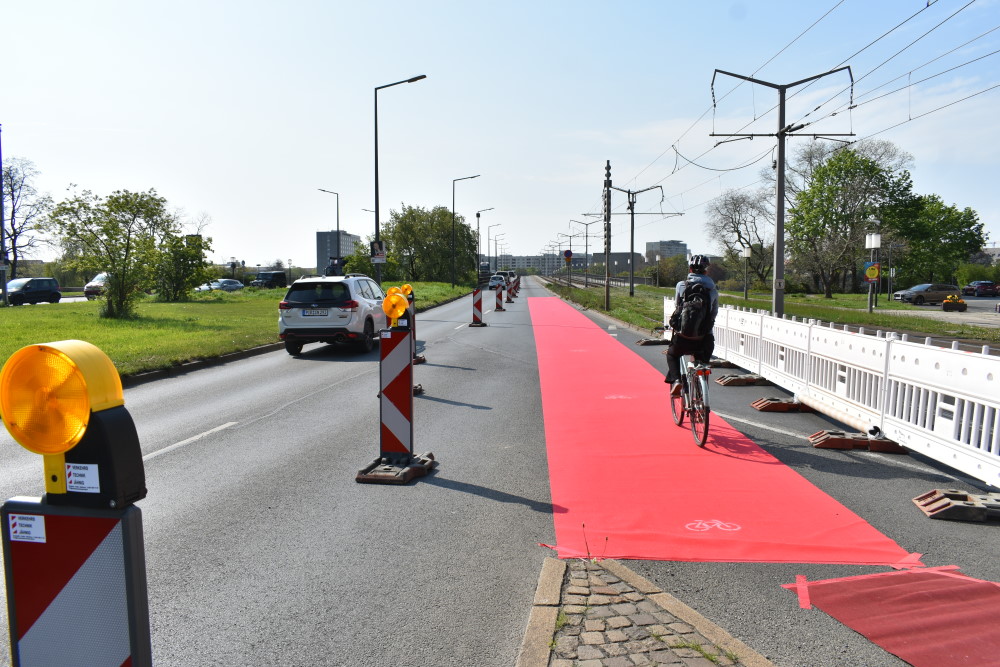 Bereits im Mai 2022 wurde für zwei Tage ein Radweg auf der Carolabrücke errichtet    Archiv Foto © MeiDresden.de