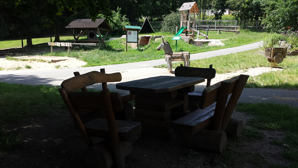 Auf dem Parkspaziergang kann man auch eine gemütliche Pause machen und den Kindern beim spielen zuschauen ©MeiDresden.de