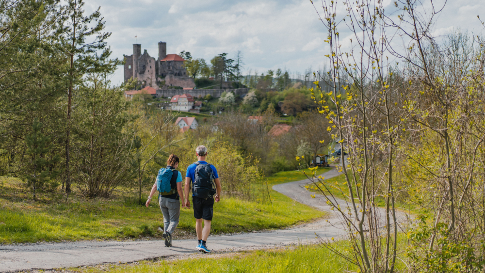 Die Burg Hanstein gilt als schönste Burgruine Mitteldeutschlands und prägt mit ihrer unverkennbaren Silhouette das Bild des Eichsfeldes. Foto: DJD/www.dwt2024.de/HVE/Eichsfeld Touristik