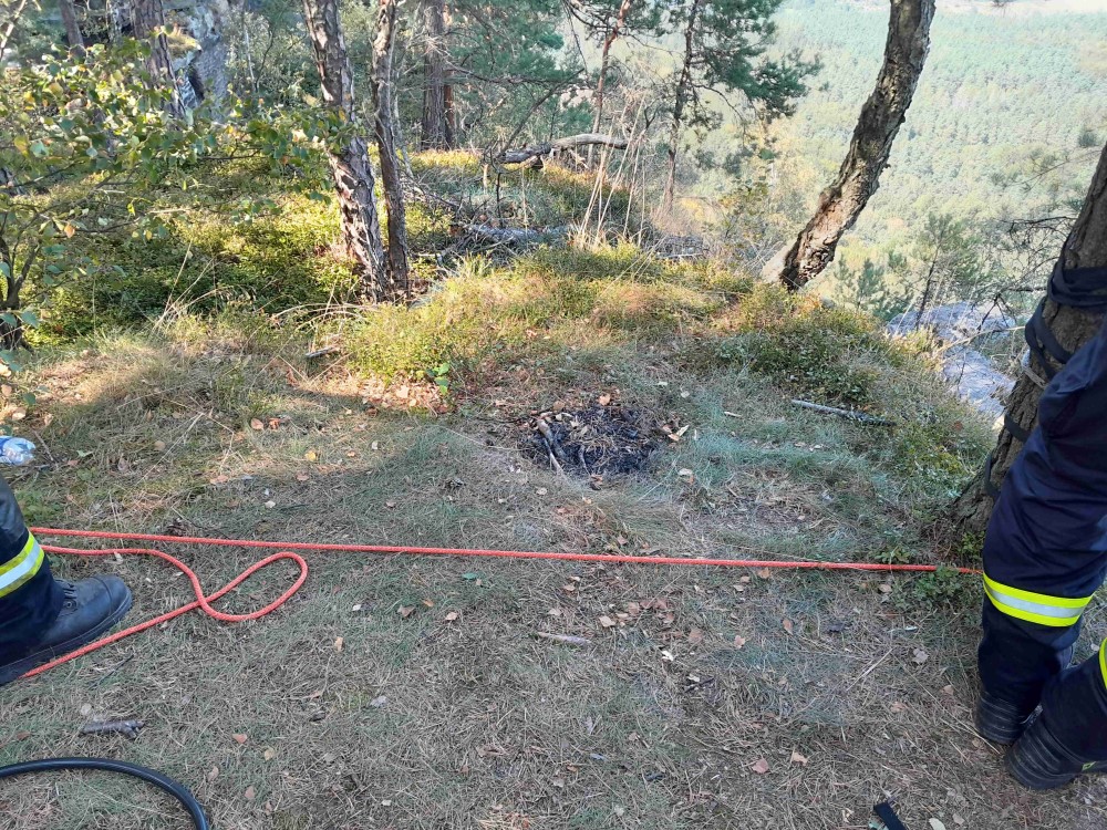 Oberhalb des Brandherdes fanden Feuerwehrleute und Nationalparkwacht eine illegale Feuerstelle, von der der Brand ausgegangen sein dürfte. Die Nationalpark- und Forstverwaltung Sächsische Schweiz hat Anzeige gegen Unbekannt erstattet.   F. Kowalzik