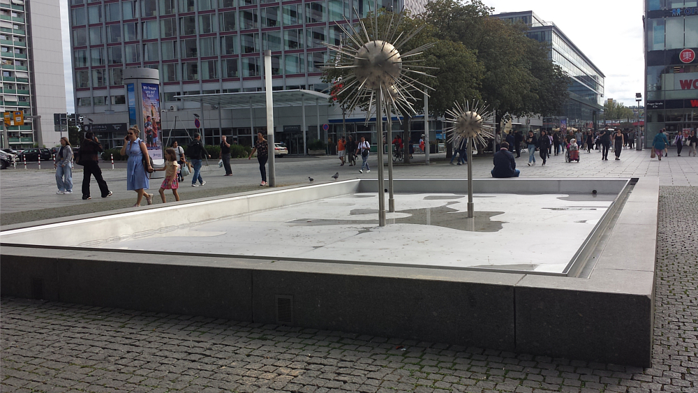 Erste Springbrunnen wurden wie hier auf der Prager Straße bereits abgelassen ©MeiDresden.de