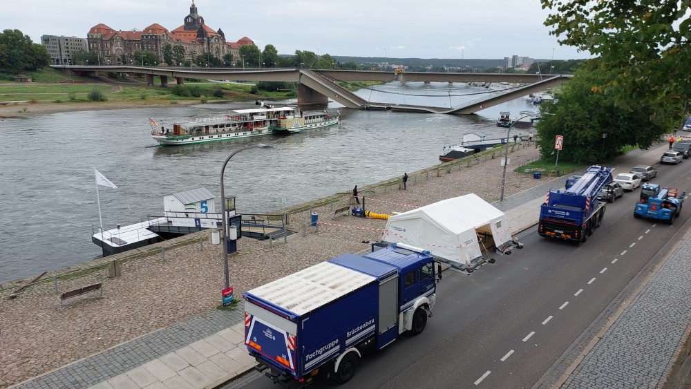 PD "Pillnitz" mit abgesenkten Schornstein vor der Carolabrücke  © MeiDresden.de