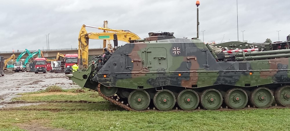 Bergepanzer und Bagger am Elbufer   Foto: Petra Eichler