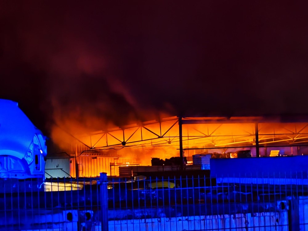 © Feuerwehr Dresden Starke Rauchentwicklung und deutlicher Flammenschein waren schon von weitem sichtbar.