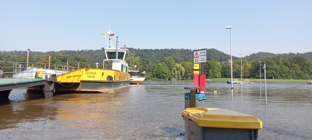 Pillnitz - Die Schloßfähre fährt nicht. Dafür ist die Personenfähre noch in betrieb. Sie legt an der Schloßfähre an, da ihr eigentlicher Steg auch im Wasser lieght. Foto: Petra Eichler