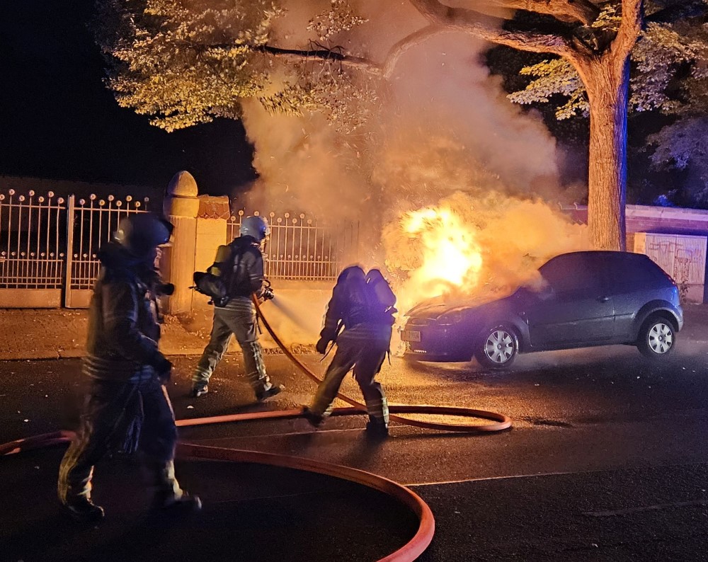 © Feuerwehr Dresden Mit einem Strahlrohr wird der Brand bekämpft.