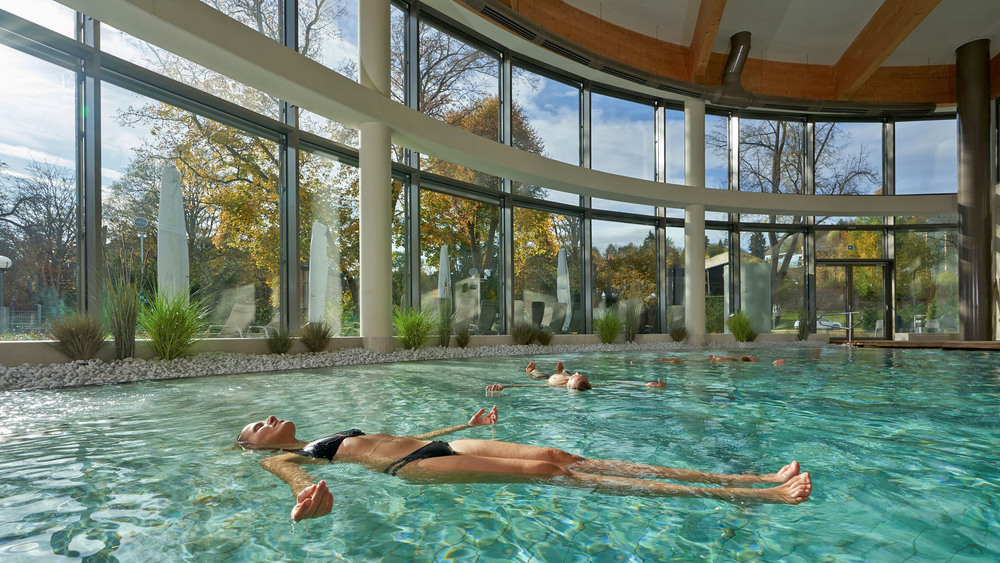 In der Soletherme Bad Elster schweben die Gäste im warmen Heilwasser. Foto: DJD/Tourismusverband Vogtland/SSB/Tino Peisker