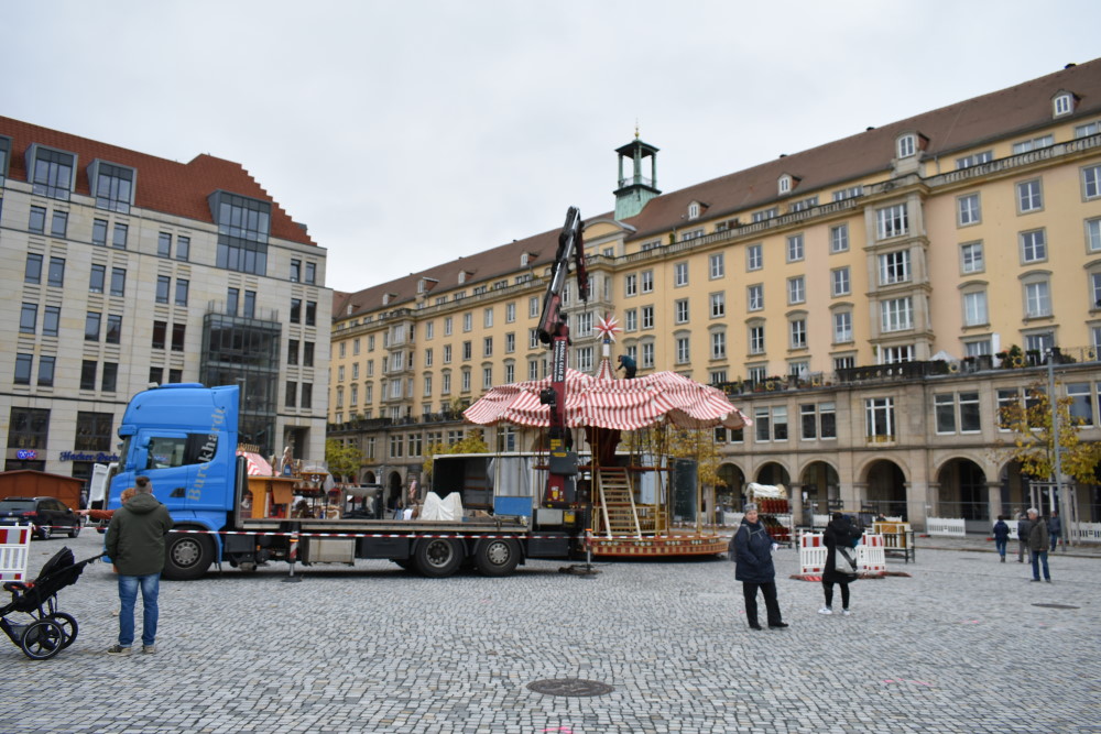 Aufbau für den 590.Dresdner Striezelmarkt   Foto: © MeiDresden.de/Mike Schiller