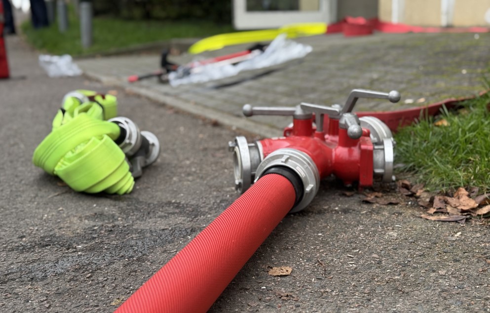 © Feuerwehr Dresden Eine Schlauchleitung führt in das Wohngebäude.