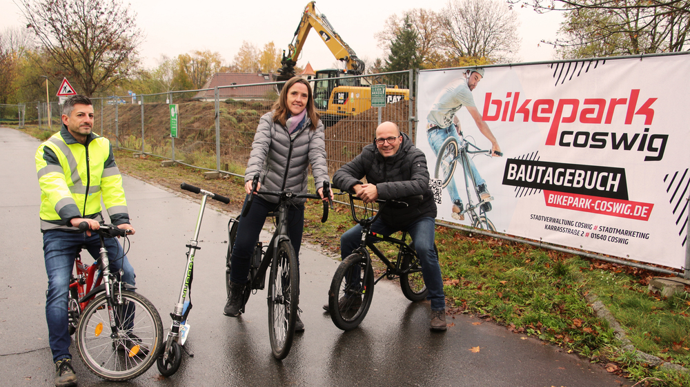 v. l.: Falk Kappis Sachbearbeiter Tiefbau, Bürgermeisterin Friederike Trommer, Torsten Schröder Stadtmarketing. Foto: Stadtverwaltung Coswig