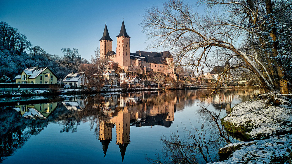 Blick auf Rochlitz mit dem majestätischen Schloss: Die Schlossweihnacht findet am 14. und 15. Dezember 2024 statt. Foto: DJD/Tourismusverband Chemnitz Zwickau Region/Bastian Rakow