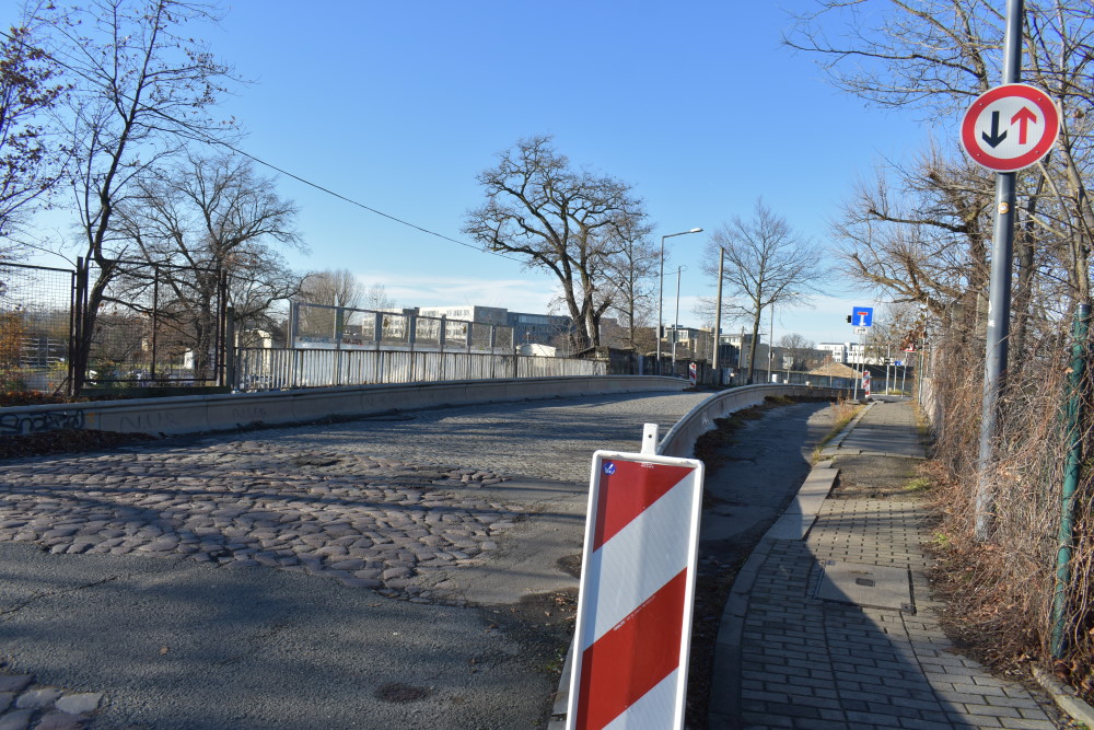 Brücke, was da noch übrig geblieben ist über die Bahngleise an der Fabricestraße   Foto: © MeiDresden.de