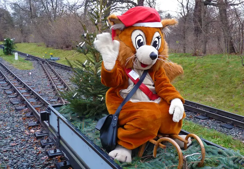 Adventsfahrten mit der Dresdner  Parkeisenbahn. Maskottchen Parkolino © Schlösserland Sachsen