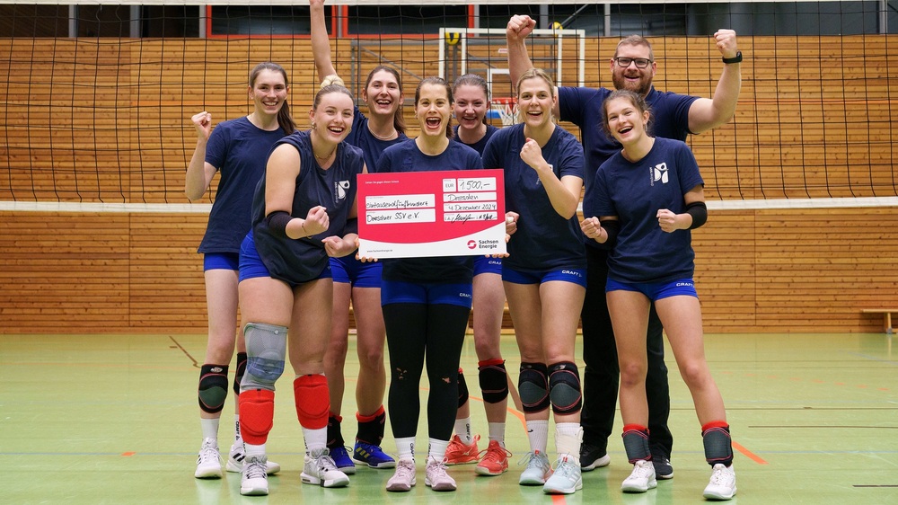 Die Volleyballdamen des Dresdner SSV e.V. haben am Samstag ihren Scheck bekommen. Foto: SachsenEnergie AG