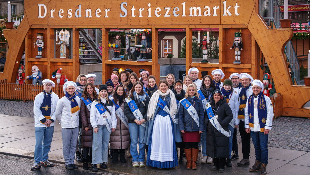 Stollenmädchen der letzten 30 Jahre und Vertreter des Schutzverbandes Dresdner Stollen e.V. . Foto: Schutzverband Dresdner Stollen e. V./Michael Schmidt 