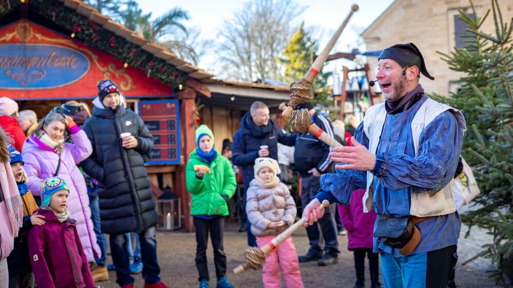 Staunen erlaubt: Mit Gaukelei und Jonglage unterhält der Historisch-romantische Weihnachtsmarkt auf der Festung Königstein seine kleinen und großen Besucher, Foto: Marko Förster/Festung Königstein gGmbH