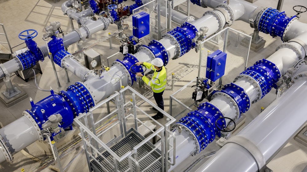 Blick in den Anlagentechnikraum eines der großen Trinkwasserspeicher von SachsenEnergie.Von hier aus wird das Wasser in das rund 2.400 Kilometer lange Leitungsnetz verteilt. Foto: Oliver Killig