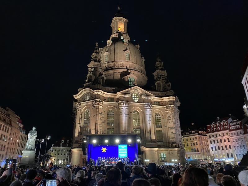 Weihnachtliche Vesper vor der Frauenkirche in Dresden. Foto:Susanne Tharun