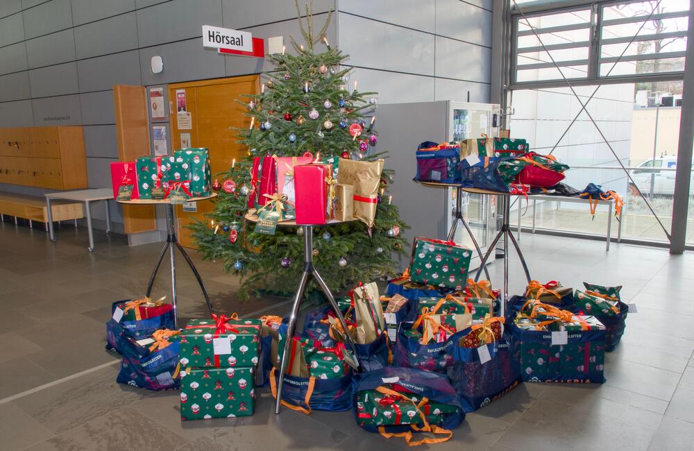 Ubergabe der 150 Geschenke für kleine Patientinnen  und Patienten vom CharityWald  Foto: UKD/Marc Eisele