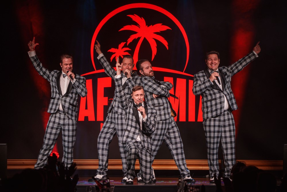 Silvester zur Dinnershow: Bei „Moments2“ und „MAFIA MIA!“ feiern die ...