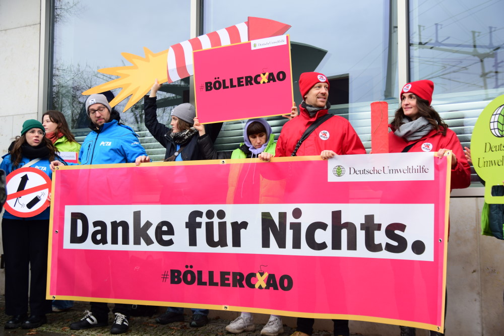 Übergabe Böllerciao Banner  Foto:  Deutsche Umwelthilfe e.V. 