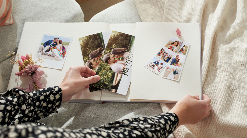 Die Liebe für immer festhalten: Eine Erinnerungstasche dient als wahre Schatzkiste in jedem Hochzeits-Fotobuch. Foto: DJD/CEWE