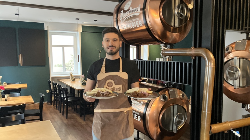 Betriebsleiter Benjamin Sadiki mit dem ersten Gulasch. Foto: meeco Communication Services