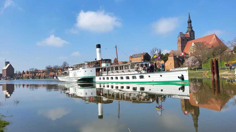 Der Dampfer Dresden verlässt 2023 Tangermünde in Richtung Wittenberge. Foto: WEIßE FLOTTE SACHSEN GmbH/Kai Wapenhans