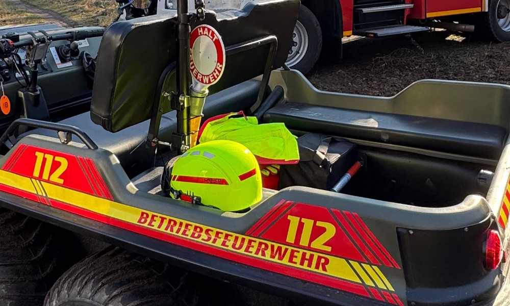 © Feuerwehr Dresden Spontane Unterstützung erhielten die Einsatzkräfte von einer Betriebsfeuerwehr mit einem Allradfahrzeug, welche beim Transport durch unwegsames Gelände half.