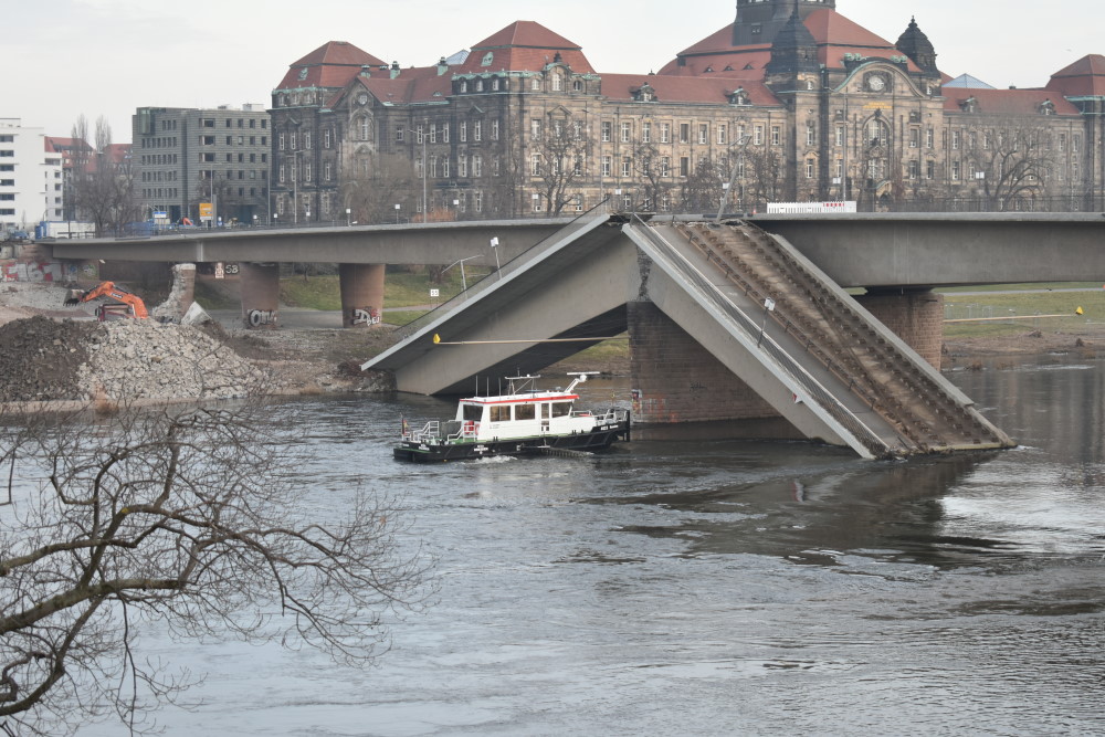 Messschiff „Rosslau“ des Wasserstraßen- und Schifffahrtsamtes (WSA) Elbe am 21.01.2025 mehrere Messfahrten unterhalbhalb der Carolabrücke durch   Foto: © MeiDresden.de/Mike Schiller