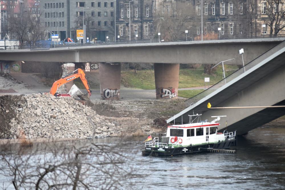 Messschiff „Rosslau“ des Wasserstraßen- und Schifffahrtsamtes (WSA) Elbe am 21.01.2025 mehrere Messfahrten unterhalbhalb der Carolabrücke durch   Foto: © MeiDresden.de/Mike Schiller