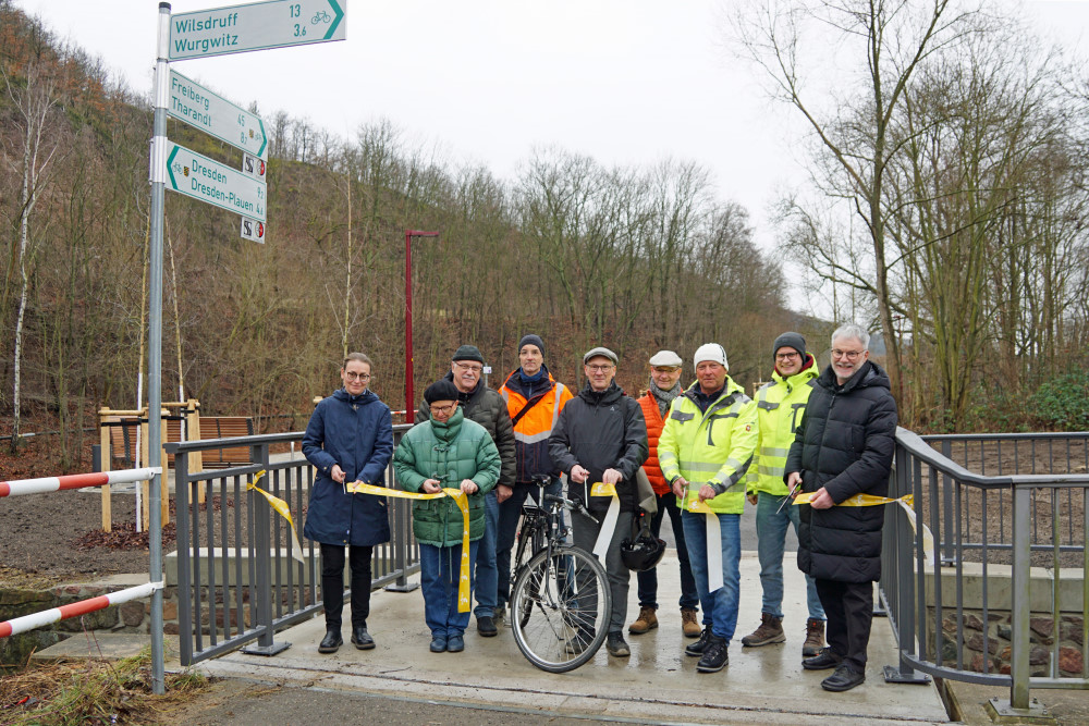 Banddurchschnitt mit der Zweiten Bürgermeisterin Josephine Schattanek, Sonja Schmidt und Hans-Gunther Müller von der AG Radverkehr, Projektleiter Jens Knopsmeier von der Stadtverwaltung, Friedemann Wolf und Gernot Möschke vom Ingenieurbüro Möschke + Werner, Jens Weishaupt und Thomas Texter von der Weishaupt - Straßen- und Tiefbau GmbH sowie Oberbürgermeister Uwe Rumberg (v. l. n. r.).    Foto: Stadt Freital