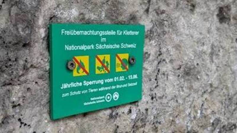 Illegales Freiübernachten auf einem Felsriff in der Sächsischen Schweiz und Kennzeichnung des temporären Verbots in einer zugelassenen Boofe.  Foto: Nationalparkverwaltung, DAV Sachsen