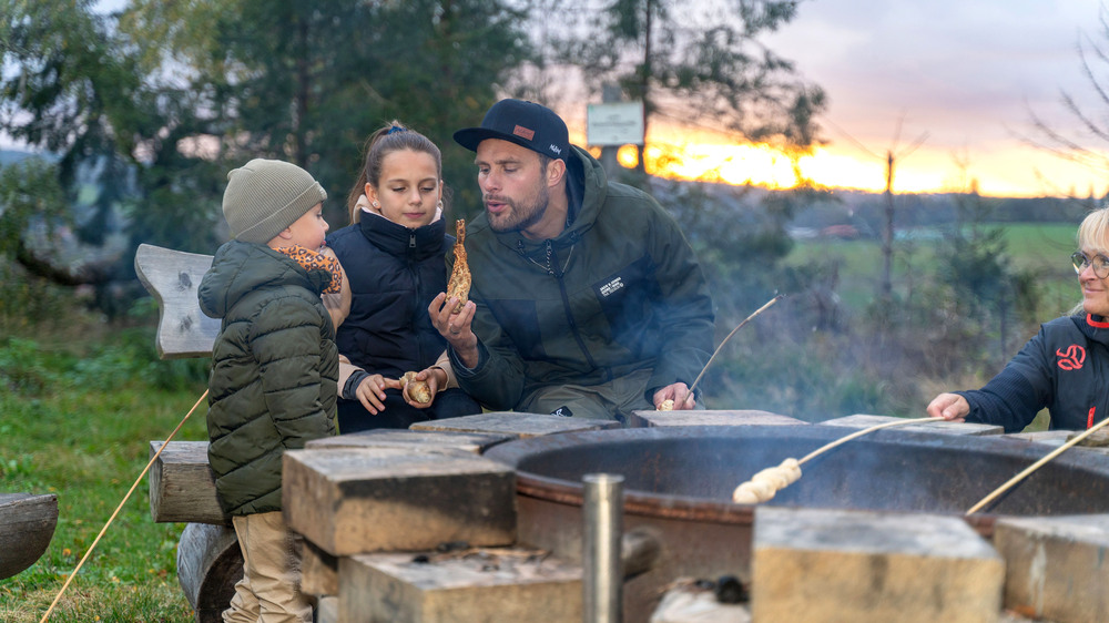 Zu jeder Jahreszeit lädt die Harzer Bergwelt Familien zu naturnahen Erlebnissen ein. Foto: DJD/Tourismusbetrieb Oberharz am Brocken/Jan Reichel