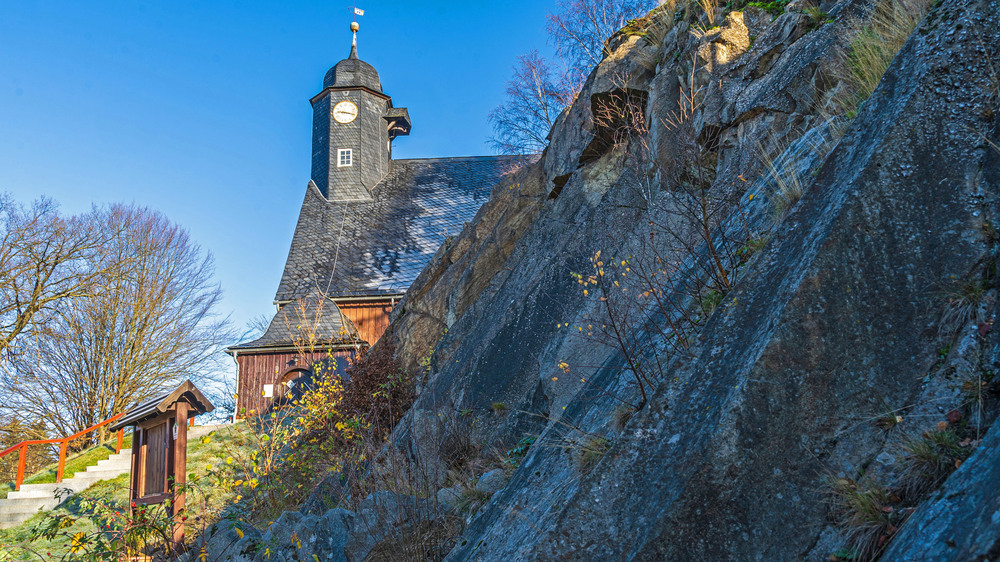 In Trautenstein können die Kinder zwischen Kirche und Druidenstein ein Rätsel lösen. Foto: DJD/Tourismusbetrieb Oberharz am Brocken/Jan Reichel