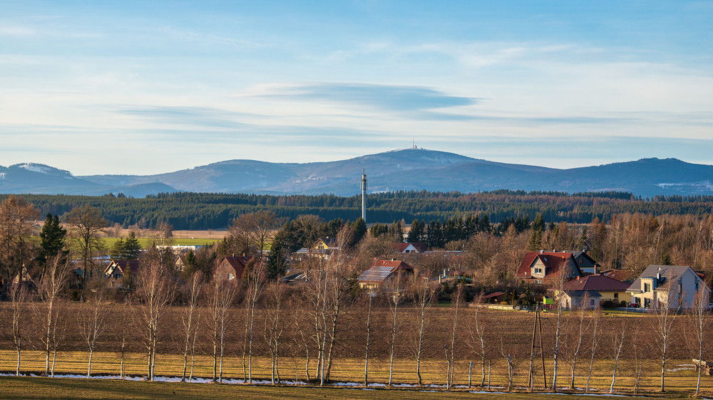 Auf vielen Wanderwegen reicht der Blick bis zum Brocken, dem höchsten Gipfel in Norddeutschland. Foto: DJD/Stadt Oberharz am Brocken/Jan Reichel