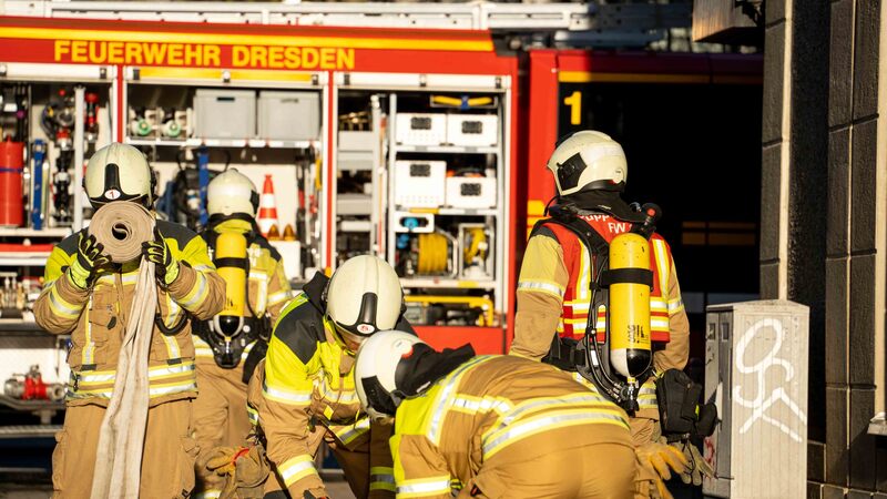 Feuerwehr Dresden: Symbolfoto Einsatzkräfte an einer Einsatzstelle im Einsatz