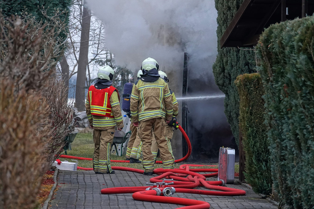 © Roland Halkasch Einsatzkräfte bekämpfen den Garagenbrand
