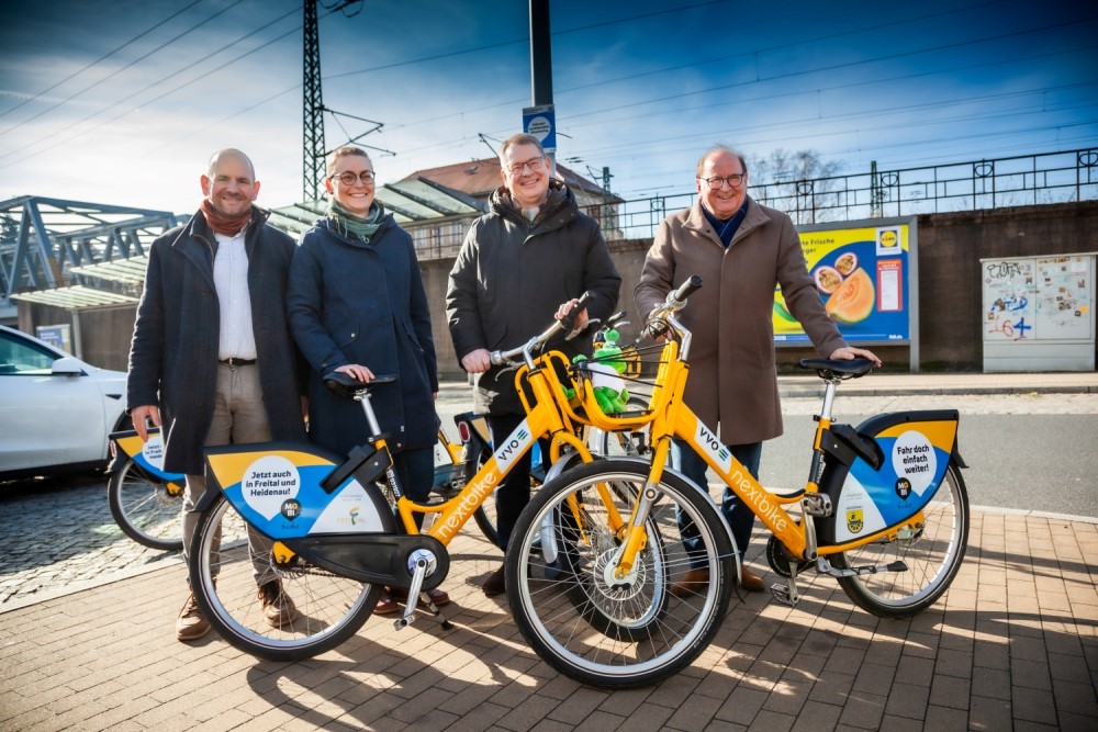 Frank Fiedler, Leiter Verkehrsentwicklungsplanung Landeshauptstadt Dresden, Josephine Schattanek, Zweite Bürgermeisterin Stadt Freital, Burkhard Ehlen, Geschäftsführer Verkehrsverbund Oberelbe (VVO) und Jürgen Opitz, Bürgermeister Stadt Heidenau (v.l.n.r.) beim Start des Angebotes am Bahnhof Heidenau  Foto: Lars Neumann