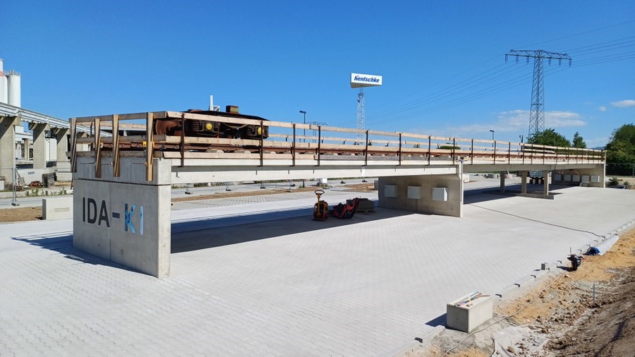 Fertiggestellte Forschungsbrücke im Mai 2024, Blick von Achse 40 in Richtung Achse 10 [1] © Fabian Collin 